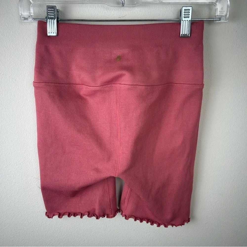 Spiritual Gangster Seamless Ruffle hem biker shorts in dusty rose size: XS/S - Picture 5 of 8